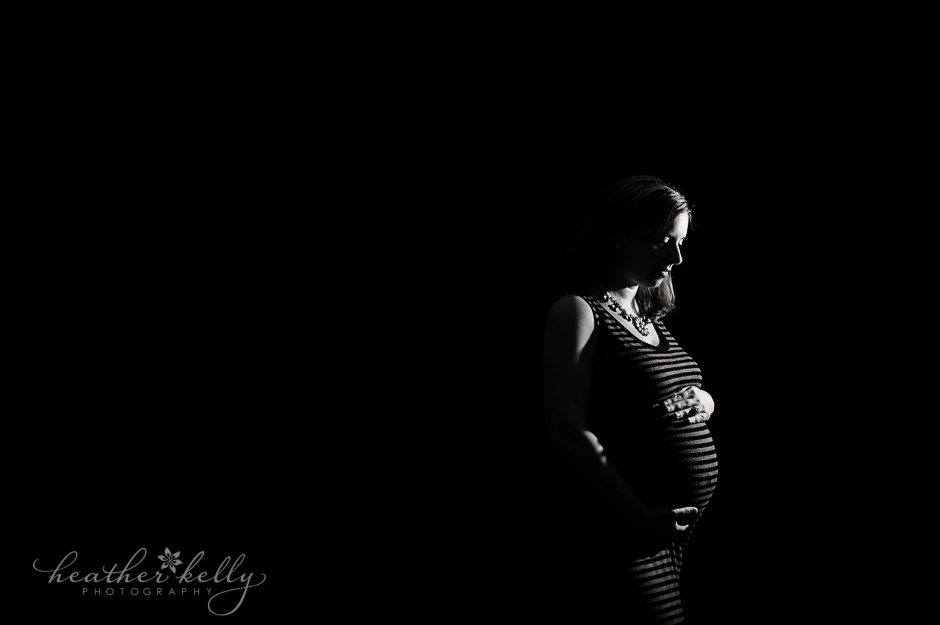 dramatic maternity lighting derby ct maternity photographer