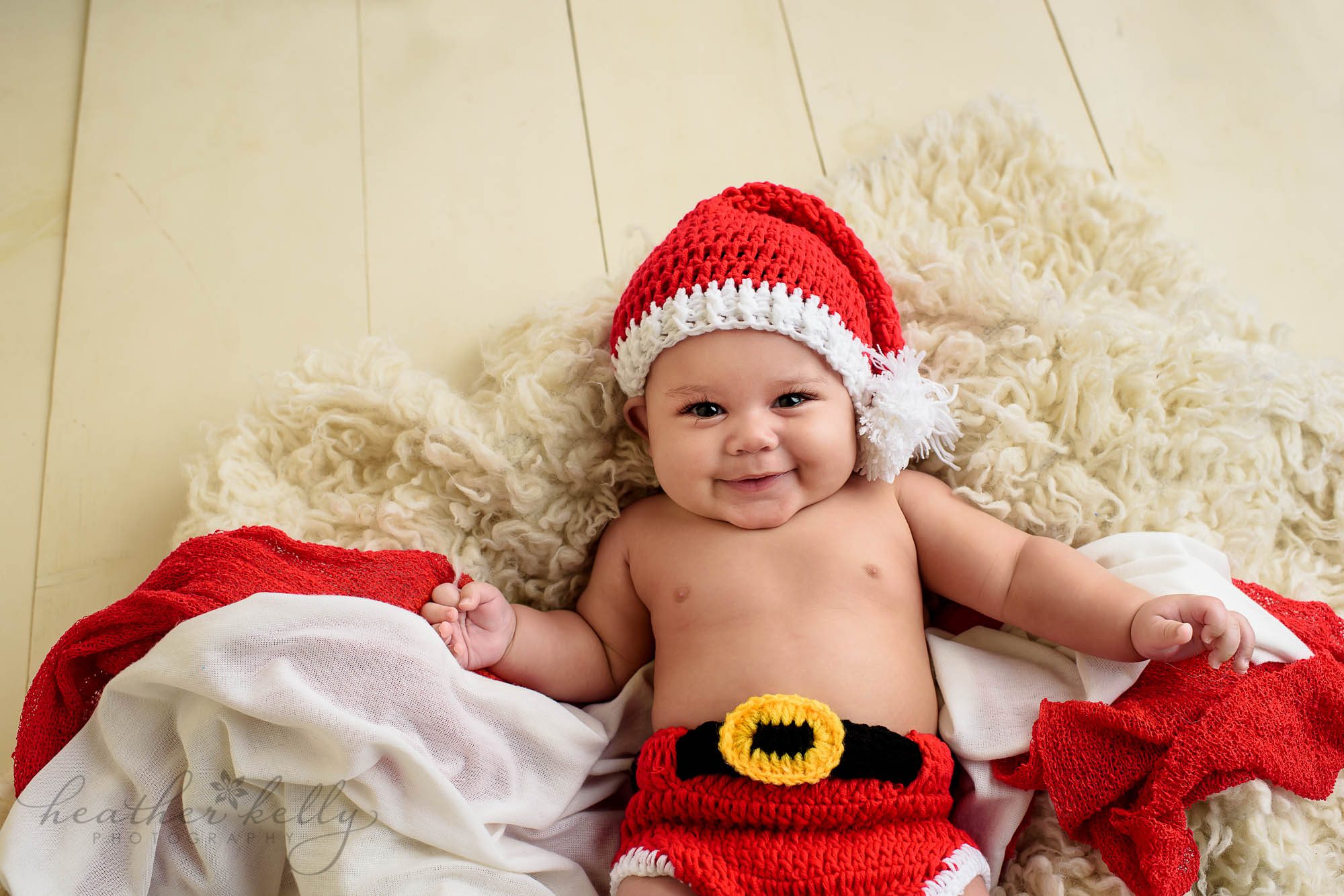 baby in santa outfit. danbury baby photography