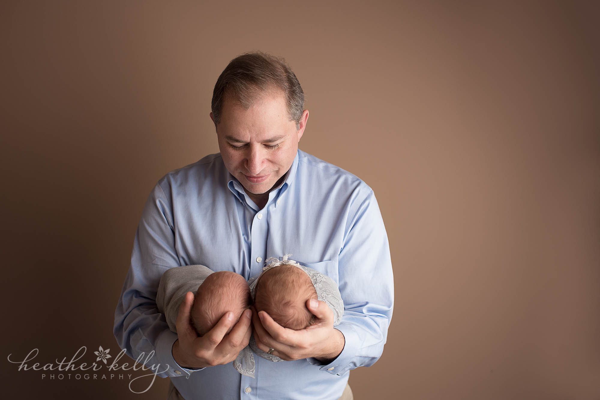 photo of dad and newborn twins