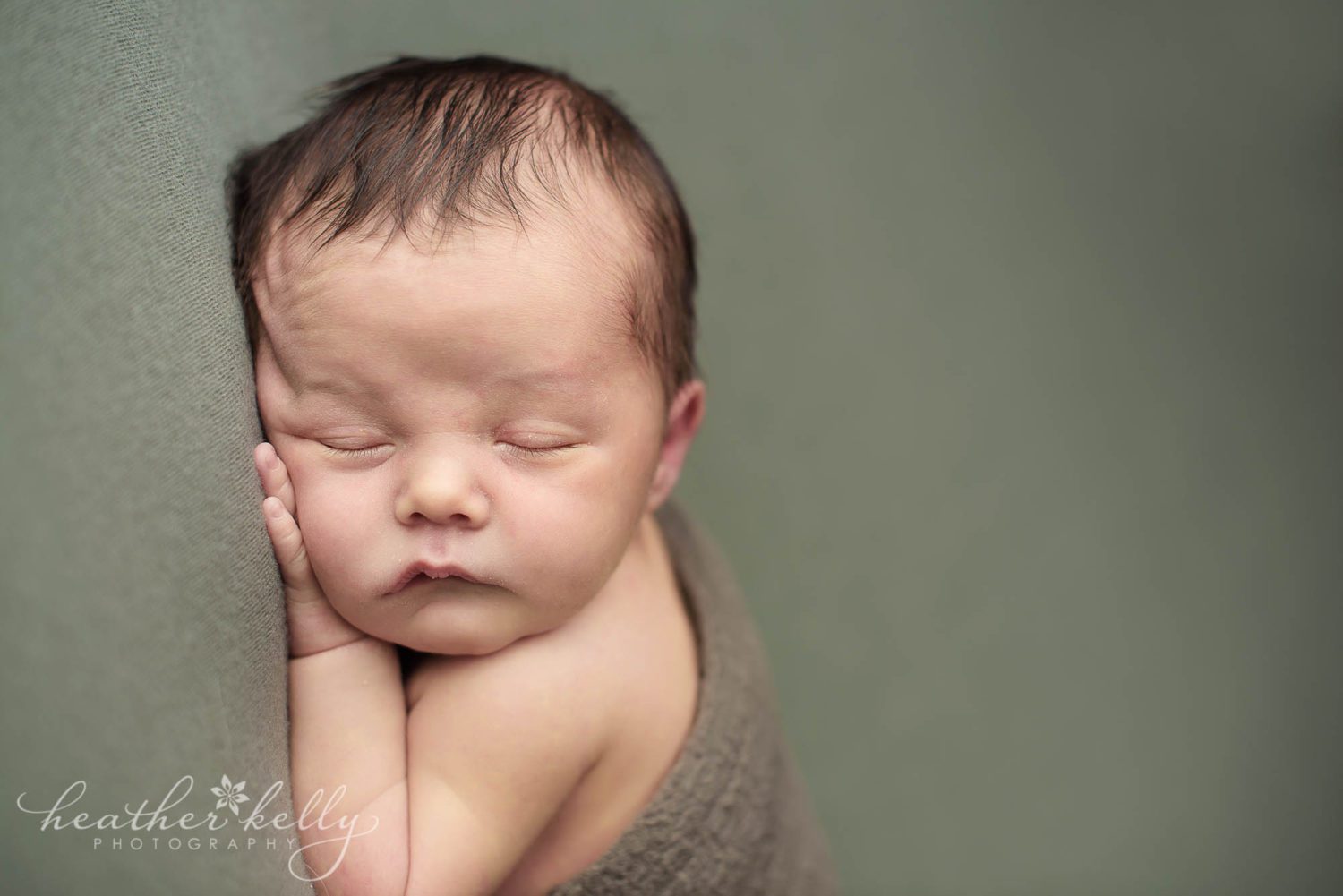 sleepy newborn boy photography