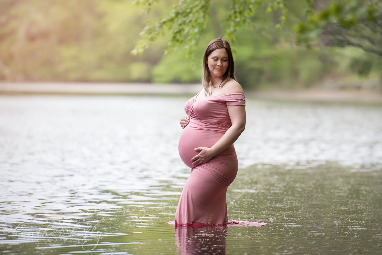 maternity portrait in Lake Lillinonah Newtown CT